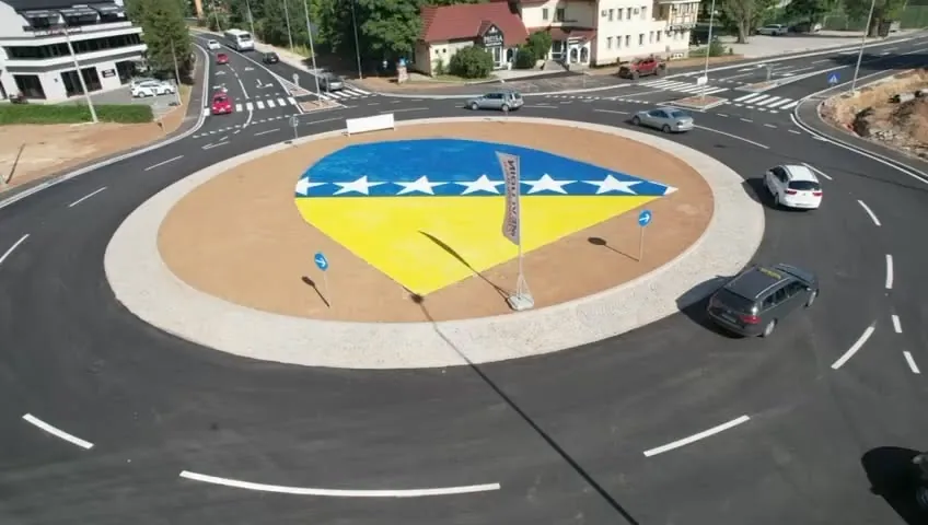 Kružni tok na M17 sa zastavom na sredini