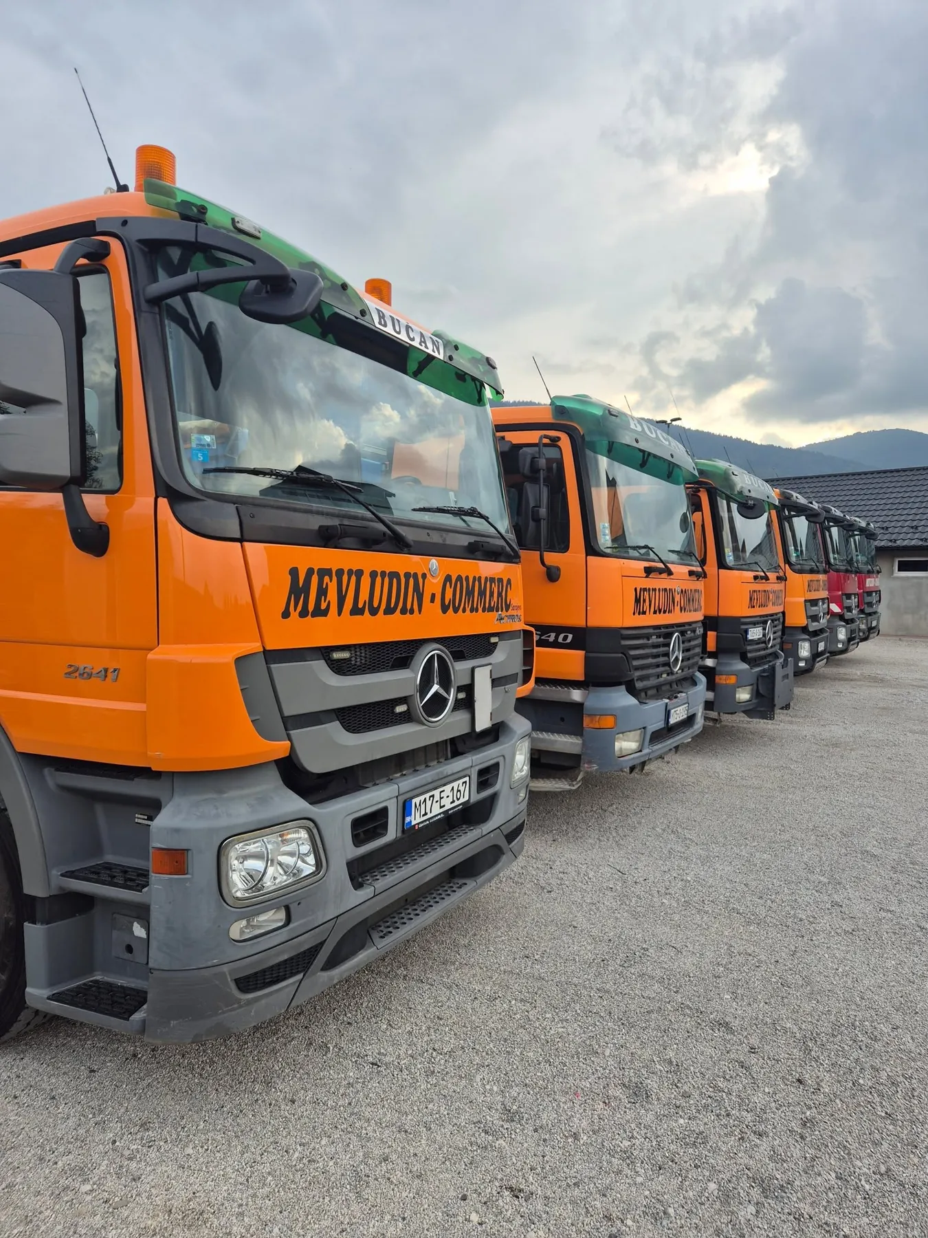 Mercedes Actros kiperi poredani u red